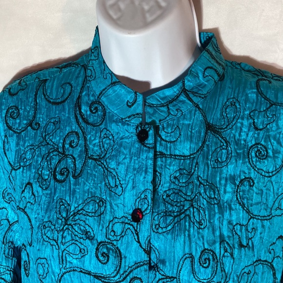 20-18 CHICO'S blue black scroll embroidered crinkled silk button up top 1 - Picture 2 of 7